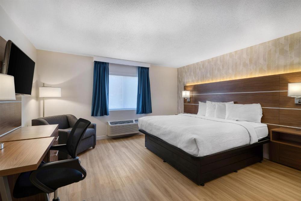 King Room with Bath Tub - Disability Access/Non-Smoking  interior